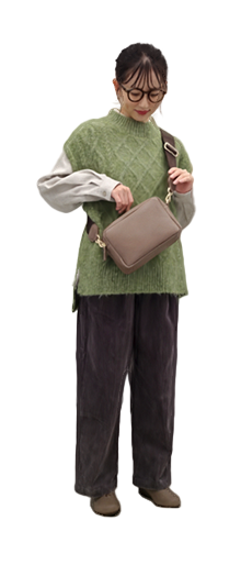 コーデュロイワイドパンツＤＭ / 起毛ジャパンリネンシャツＢＫ / ふんわりケーブルベストＢＭ / 軽量スクエアショルダーＢＫ